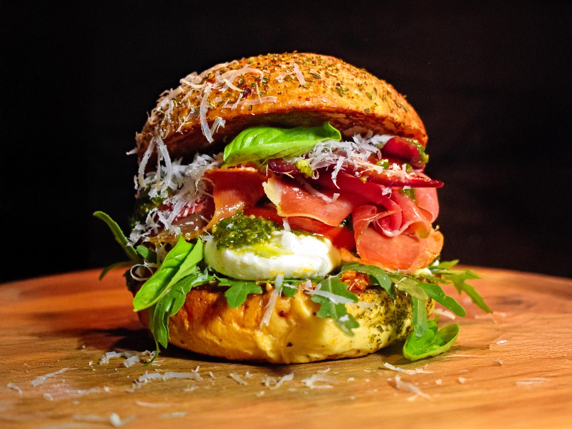 Bilder von Burger zubereitet von Gaudi Foodtruck.